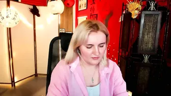katybriggs nonude live webcam show