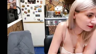 _magic_kis bigtits on webcam